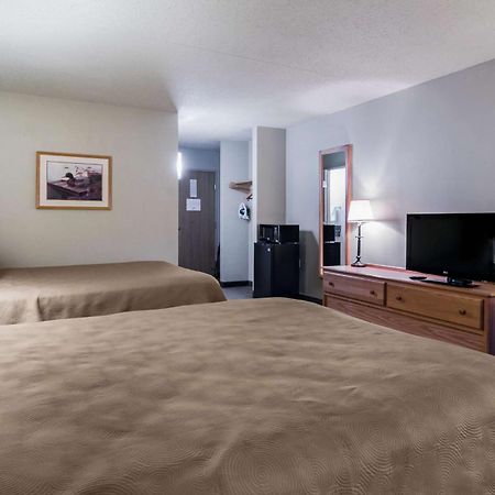 Rodeway Inn Hesston エクステリア 写真