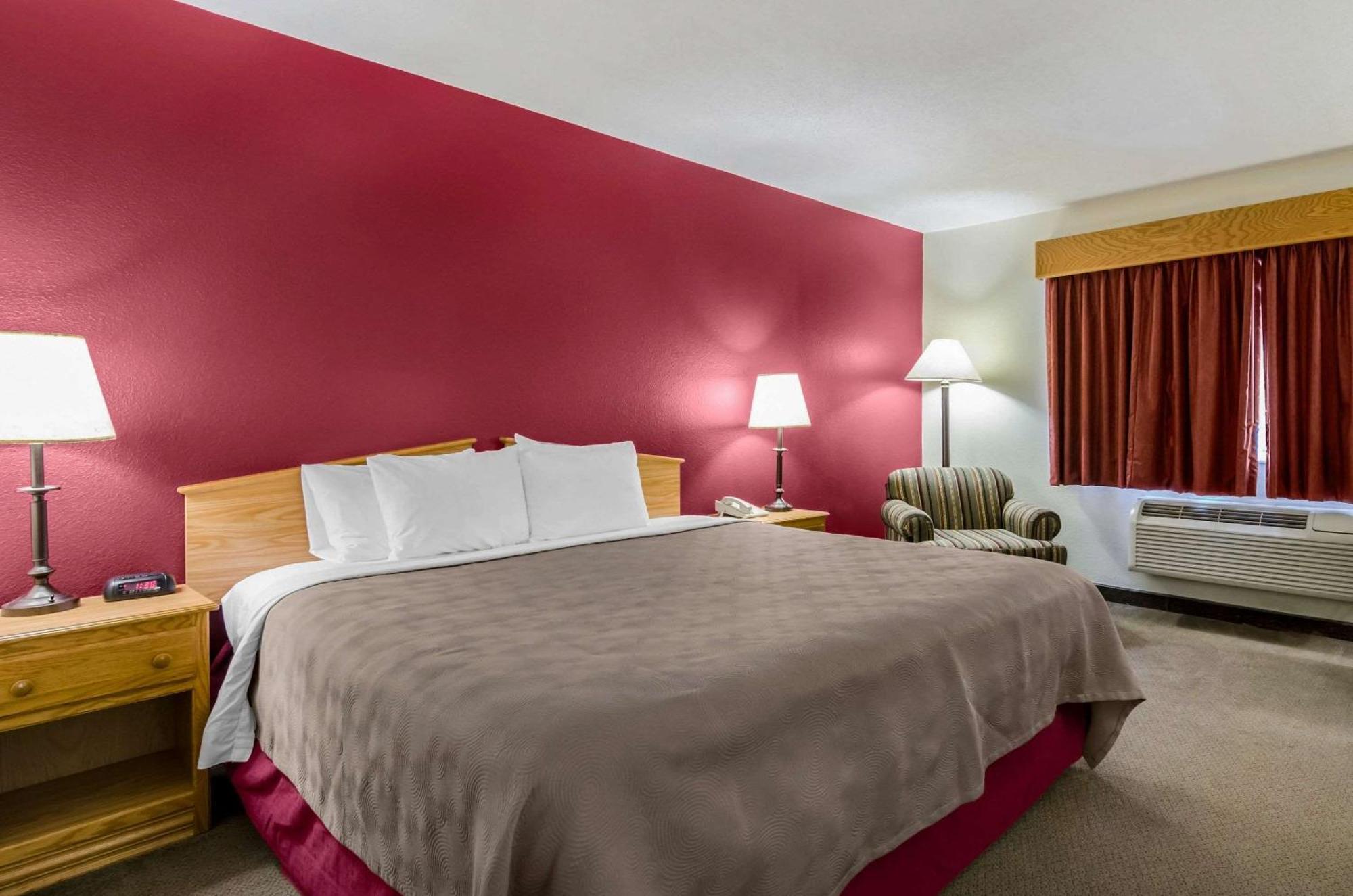 Rodeway Inn Hesston エクステリア 写真