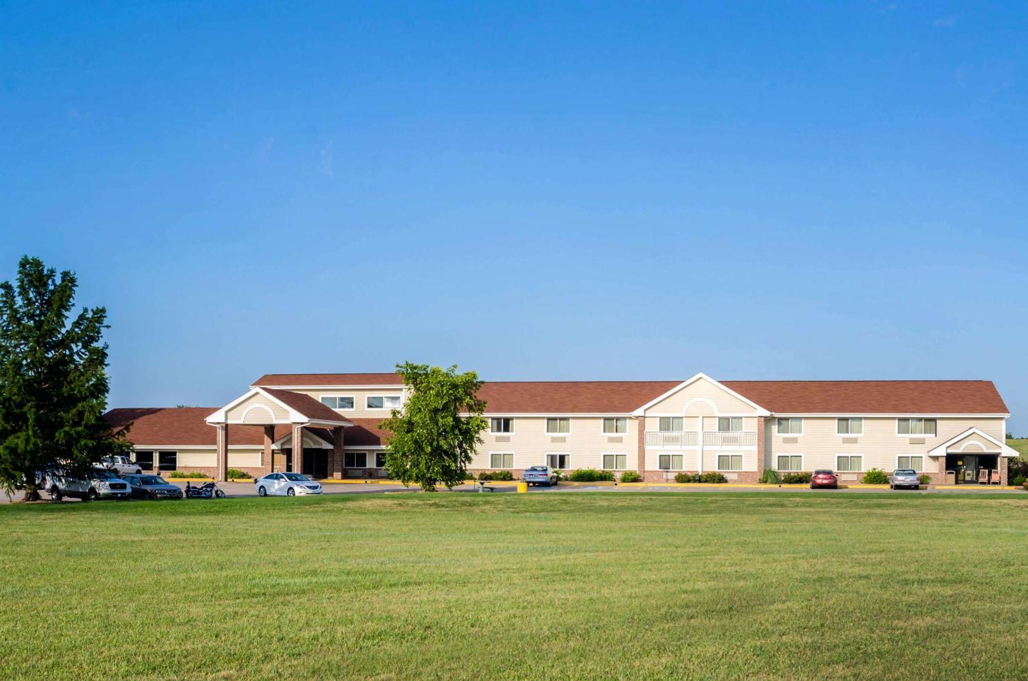 Rodeway Inn Hesston エクステリア 写真