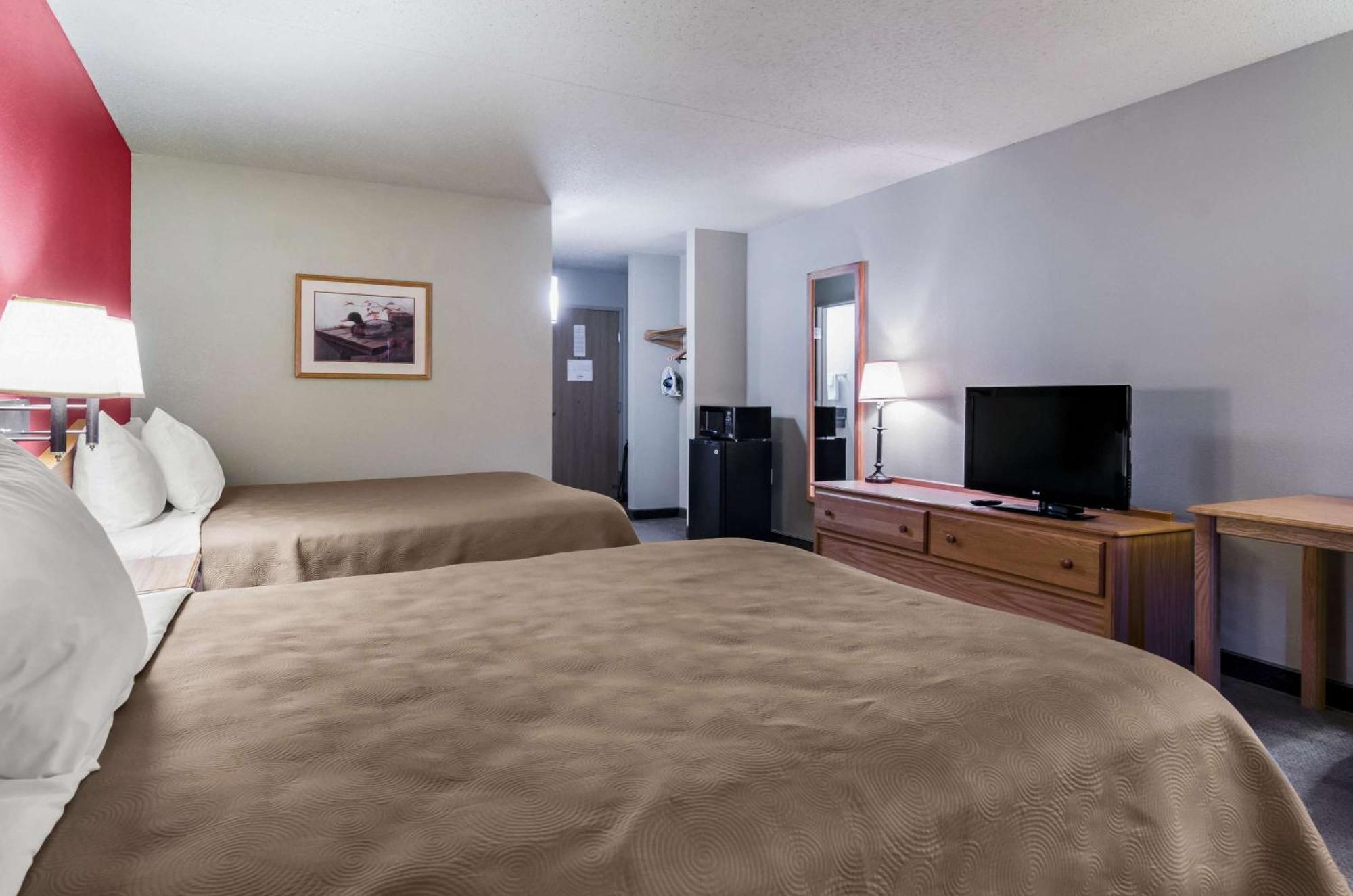 Rodeway Inn Hesston エクステリア 写真