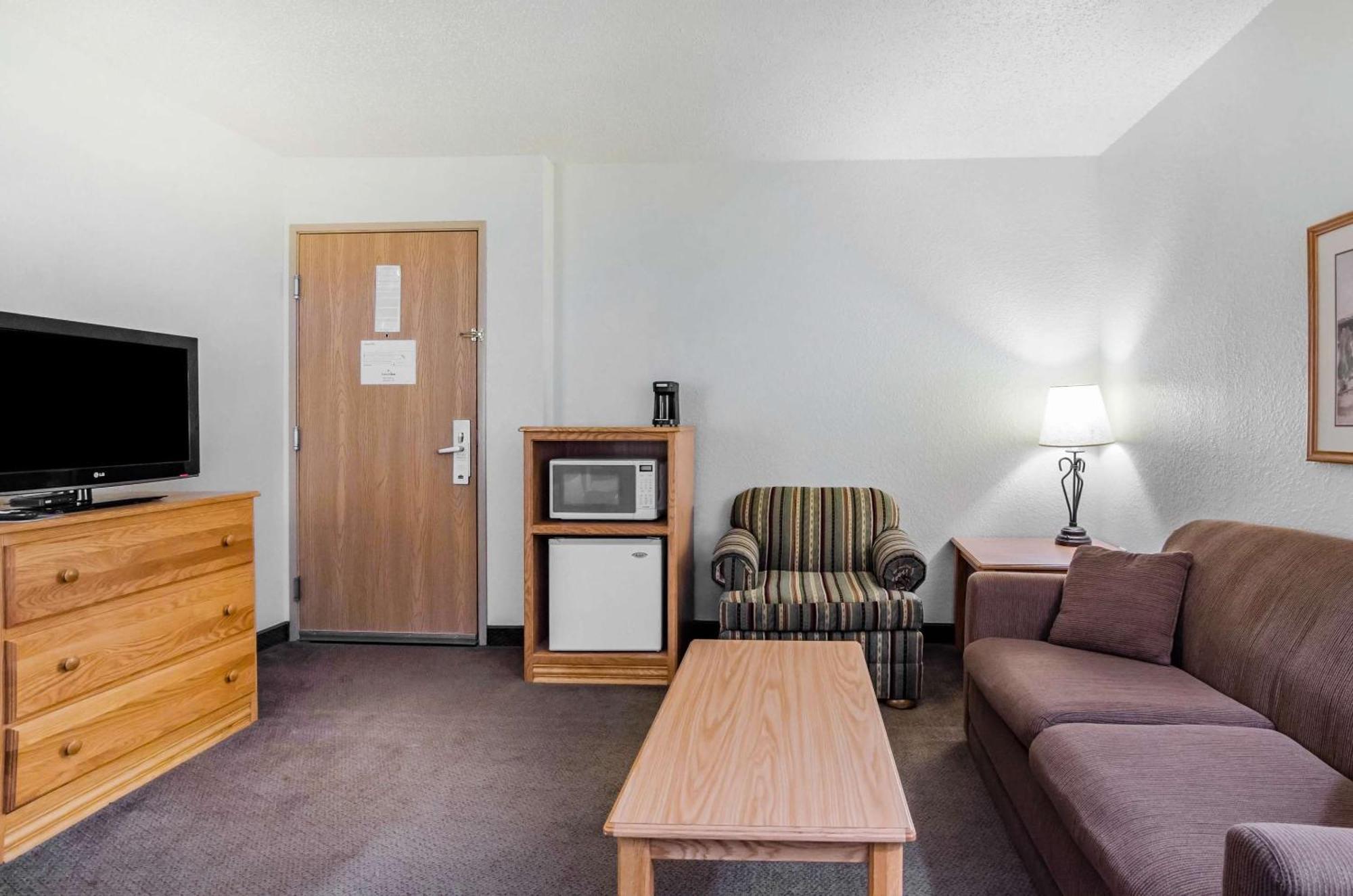 Rodeway Inn Hesston エクステリア 写真