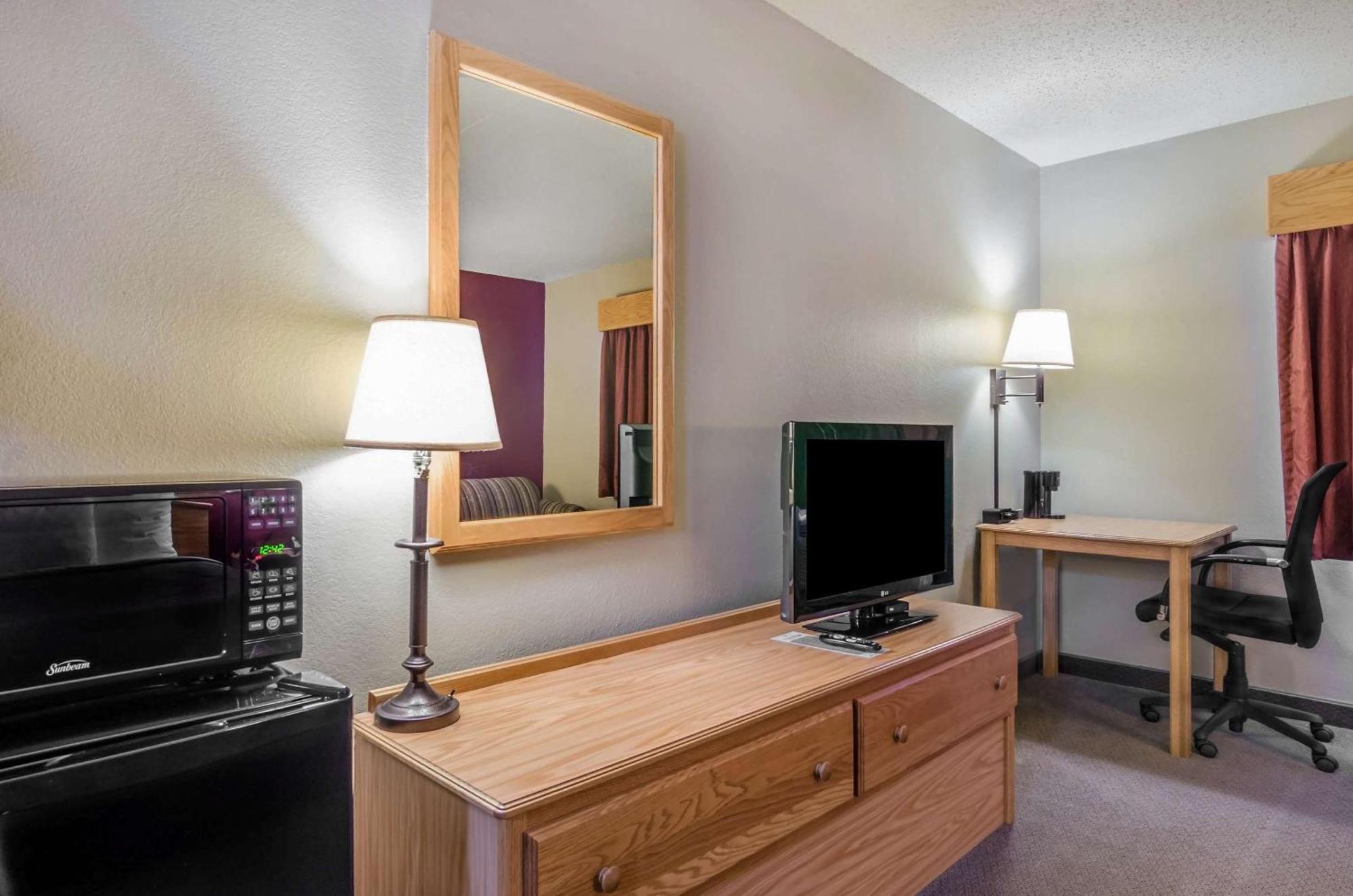 Rodeway Inn Hesston エクステリア 写真
