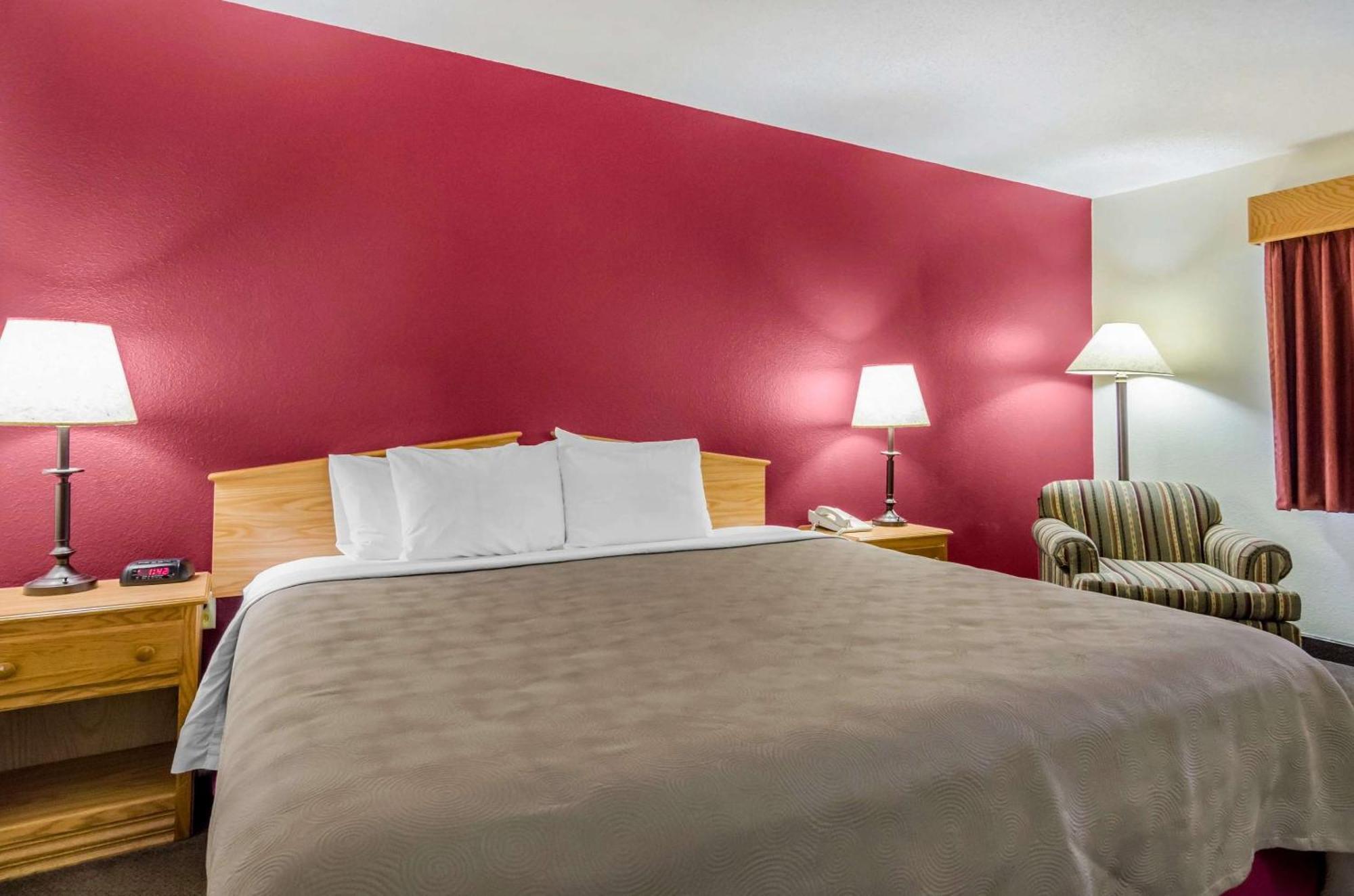 Rodeway Inn Hesston エクステリア 写真