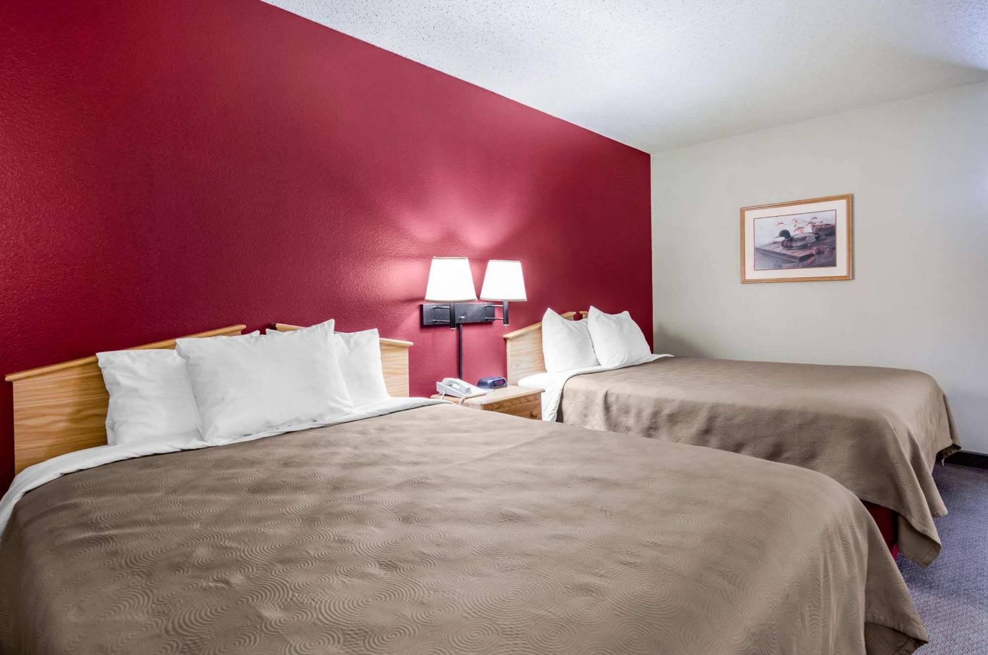 Rodeway Inn Hesston エクステリア 写真