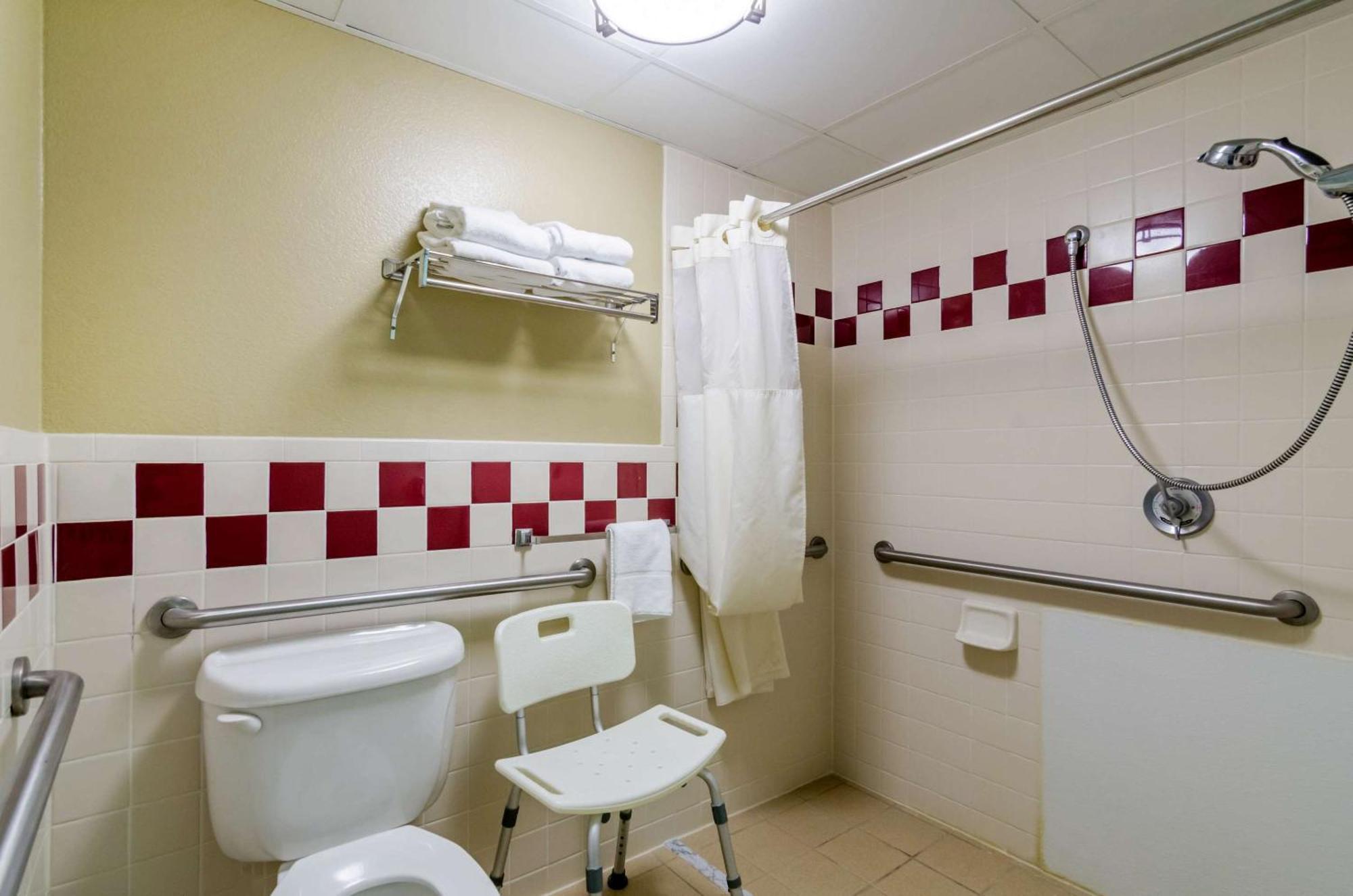 Rodeway Inn Hesston エクステリア 写真