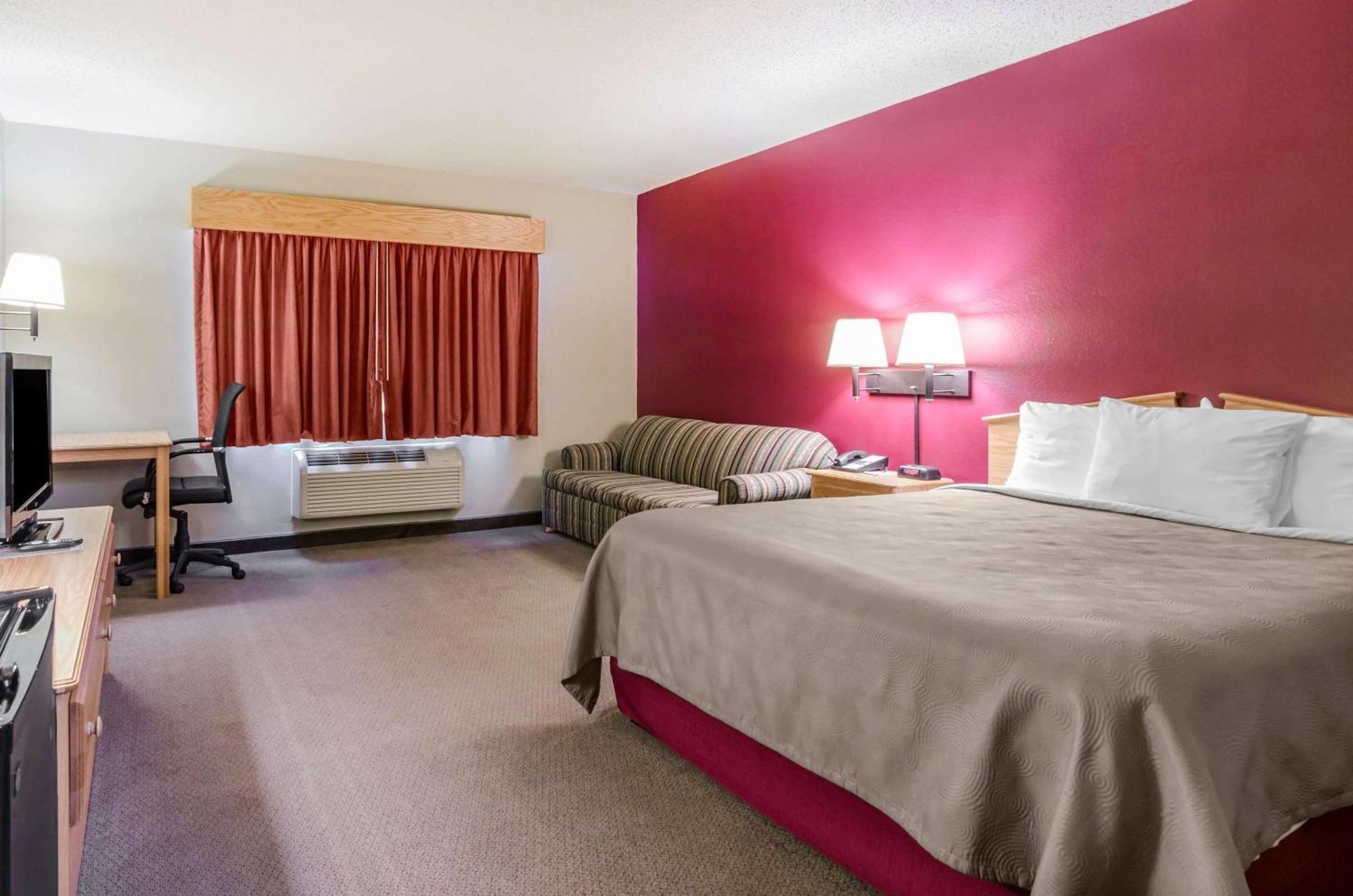 Rodeway Inn Hesston エクステリア 写真
