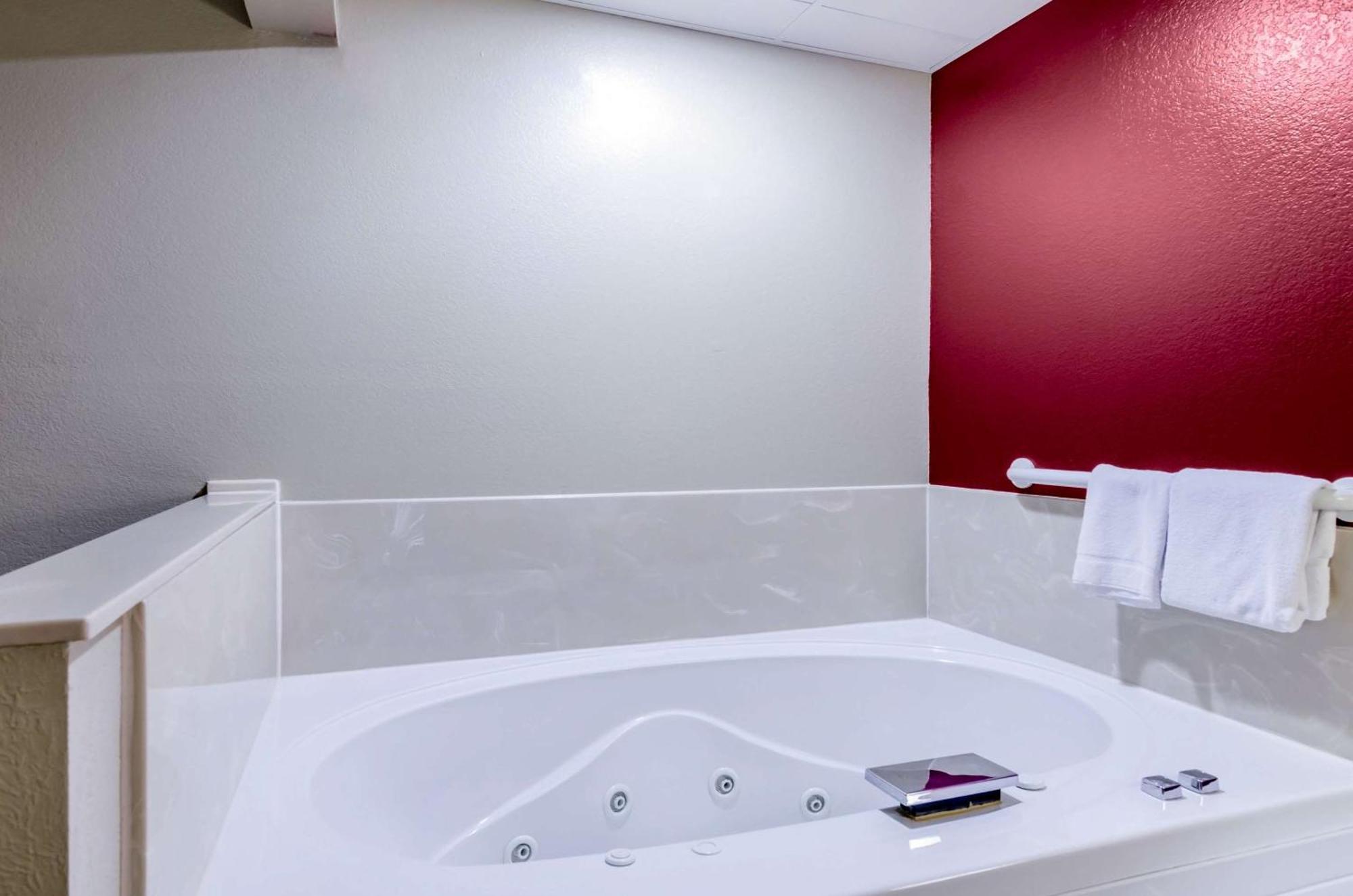 Rodeway Inn Hesston エクステリア 写真