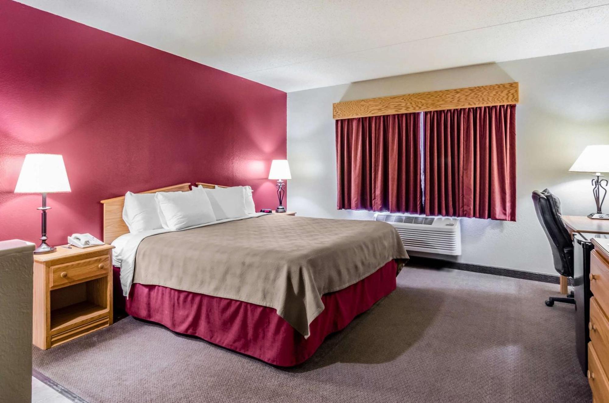Rodeway Inn Hesston エクステリア 写真
