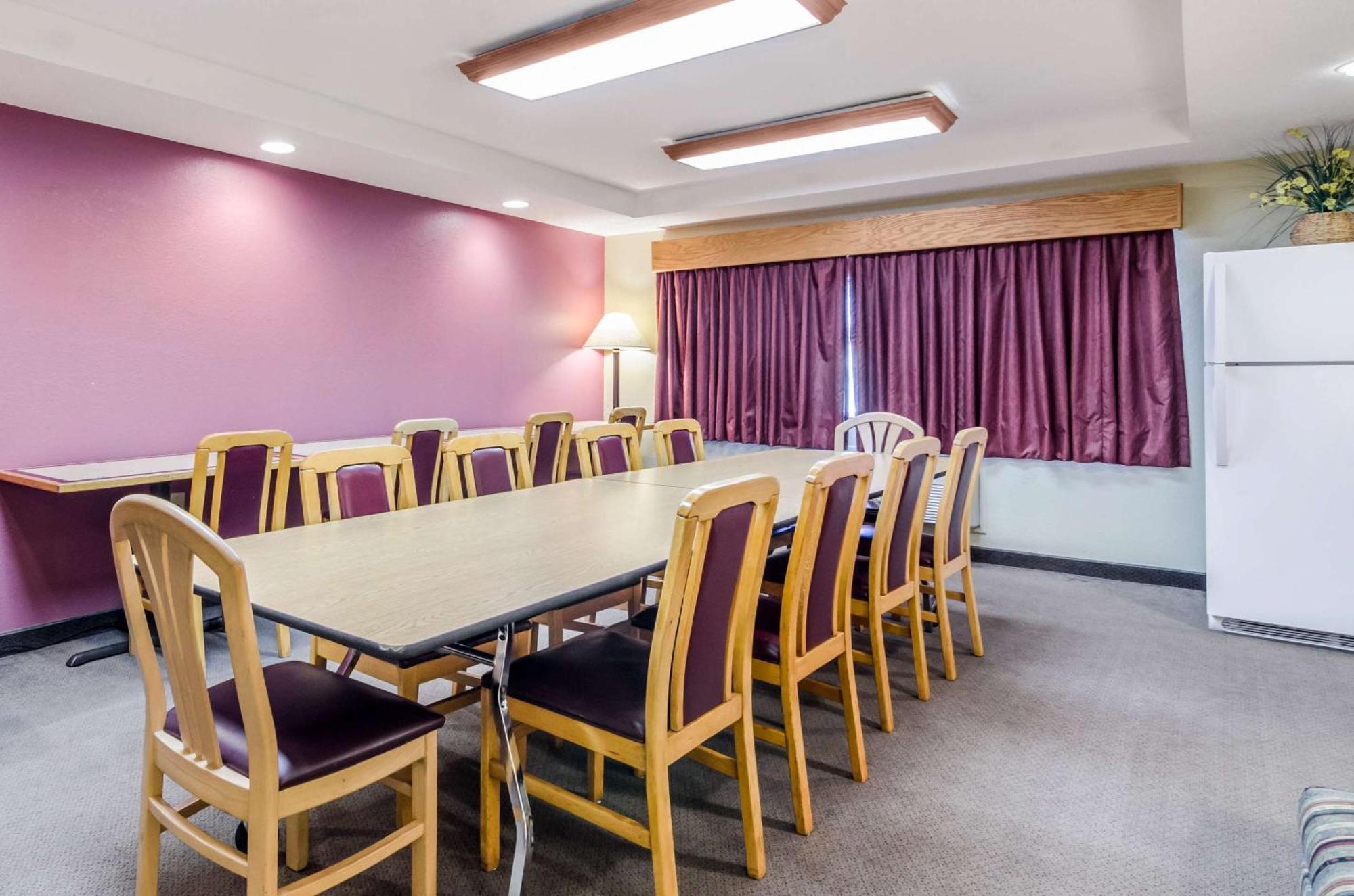 Rodeway Inn Hesston エクステリア 写真
