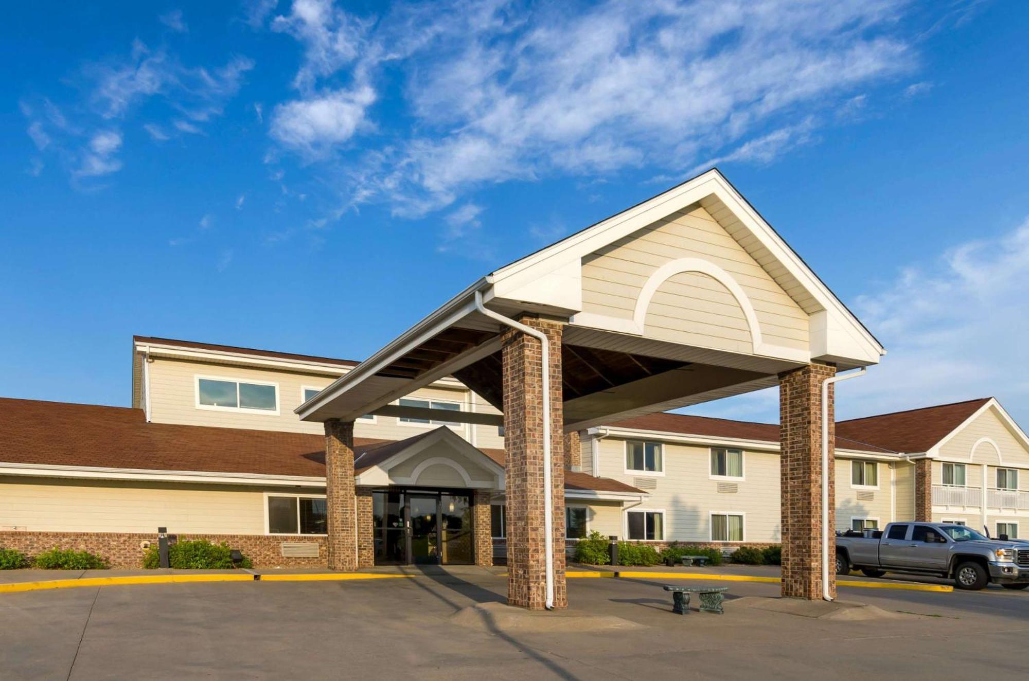 Rodeway Inn Hesston エクステリア 写真