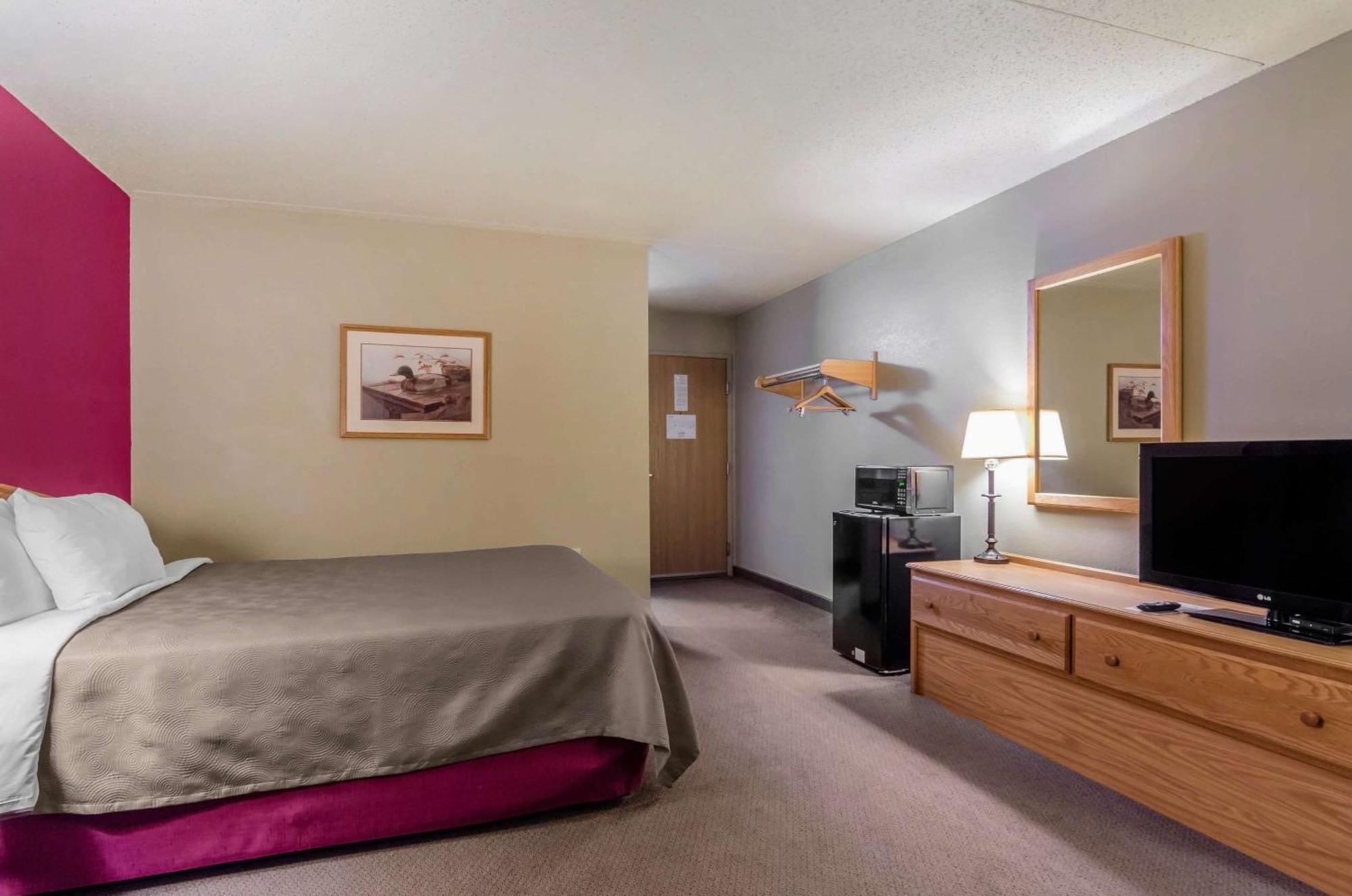 Rodeway Inn Hesston エクステリア 写真