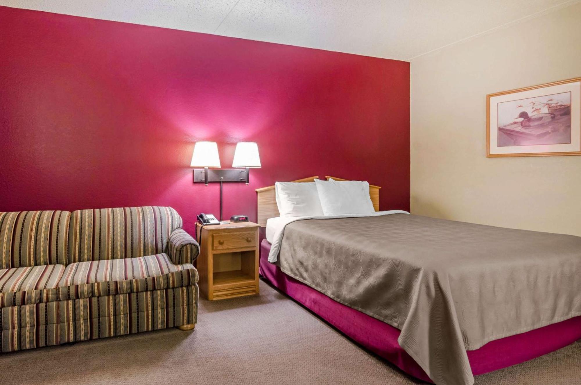 Rodeway Inn Hesston エクステリア 写真