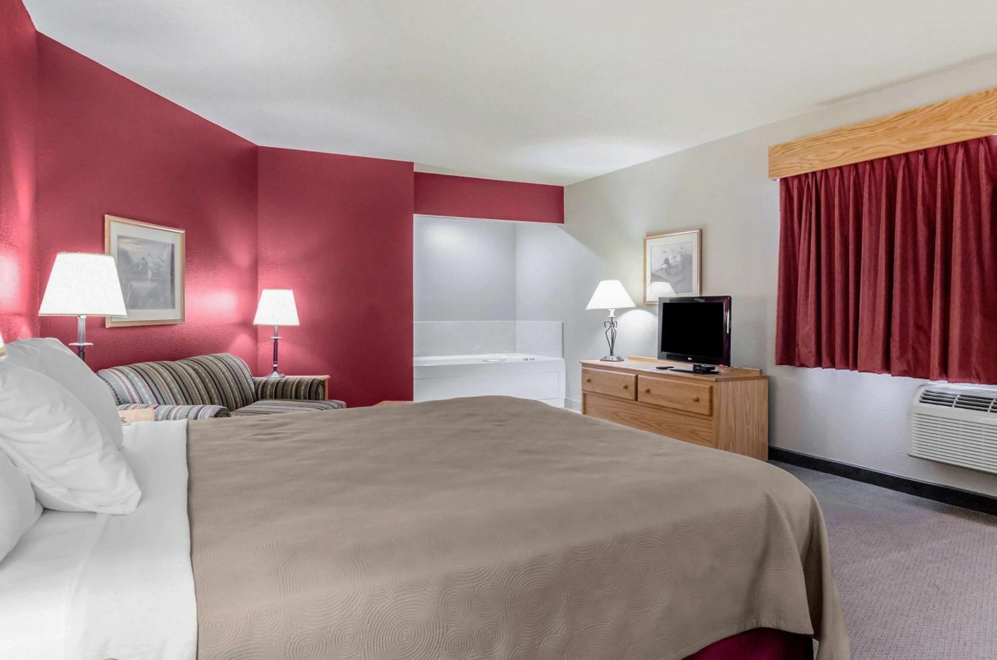 Rodeway Inn Hesston エクステリア 写真