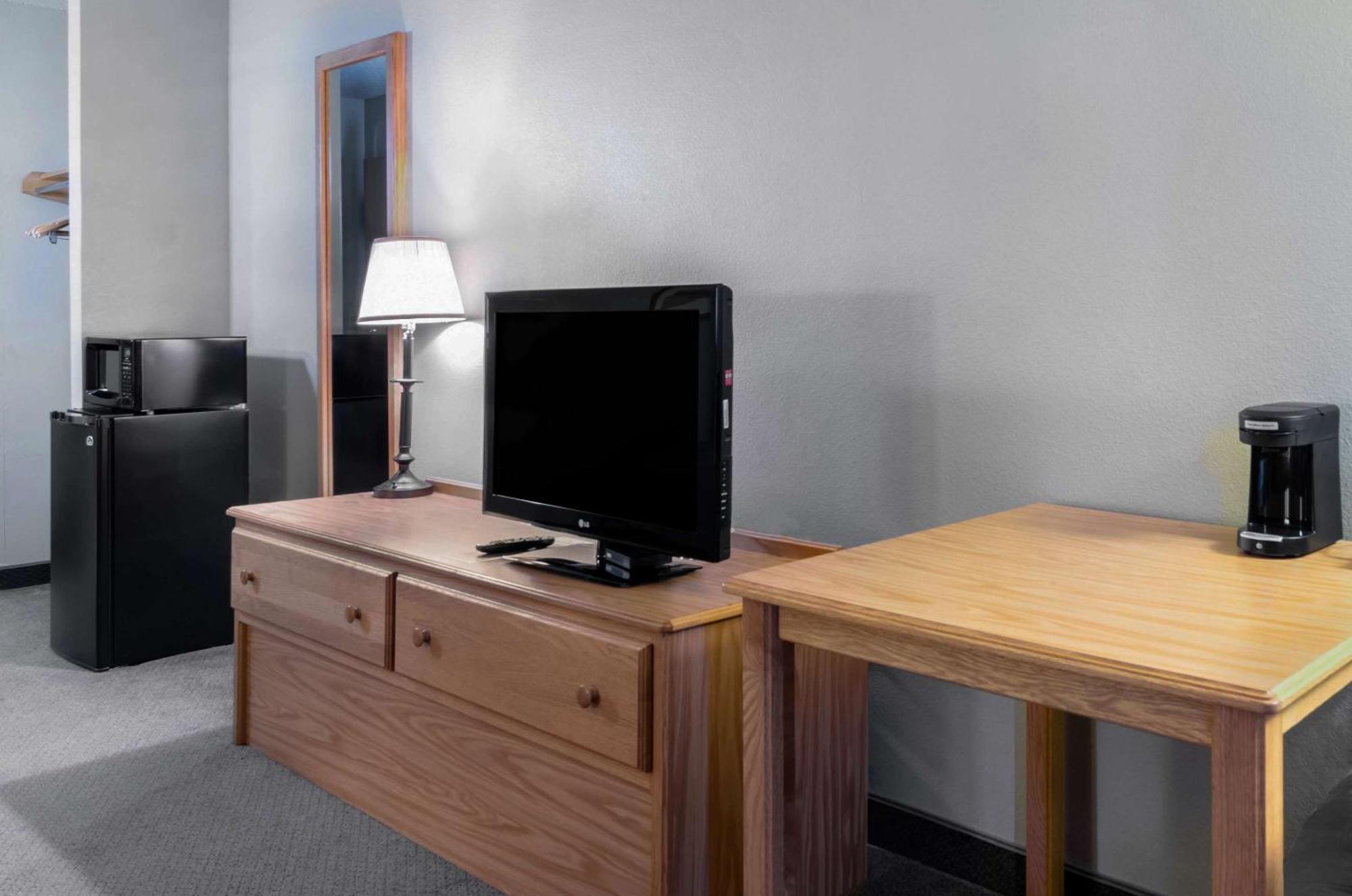 Rodeway Inn Hesston エクステリア 写真
