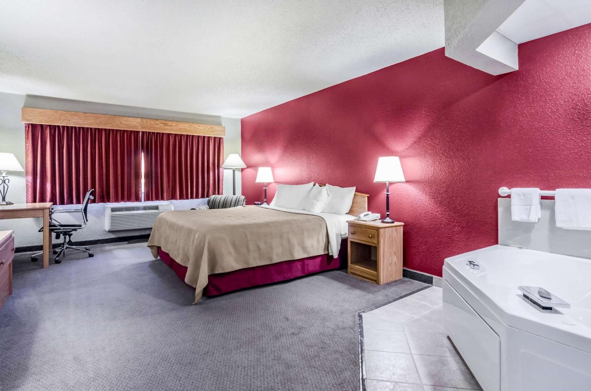 Rodeway Inn Hesston エクステリア 写真