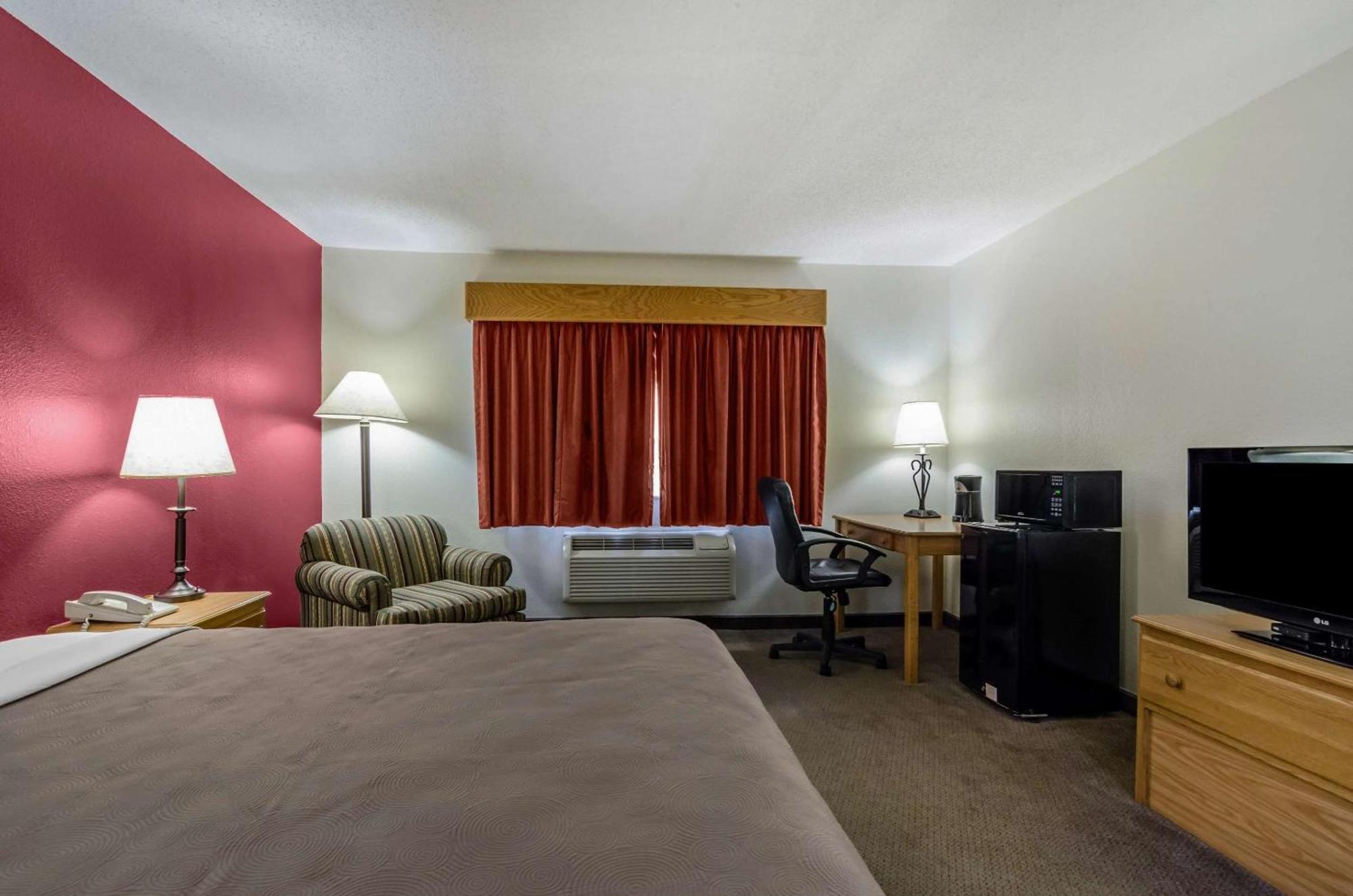 Rodeway Inn Hesston エクステリア 写真