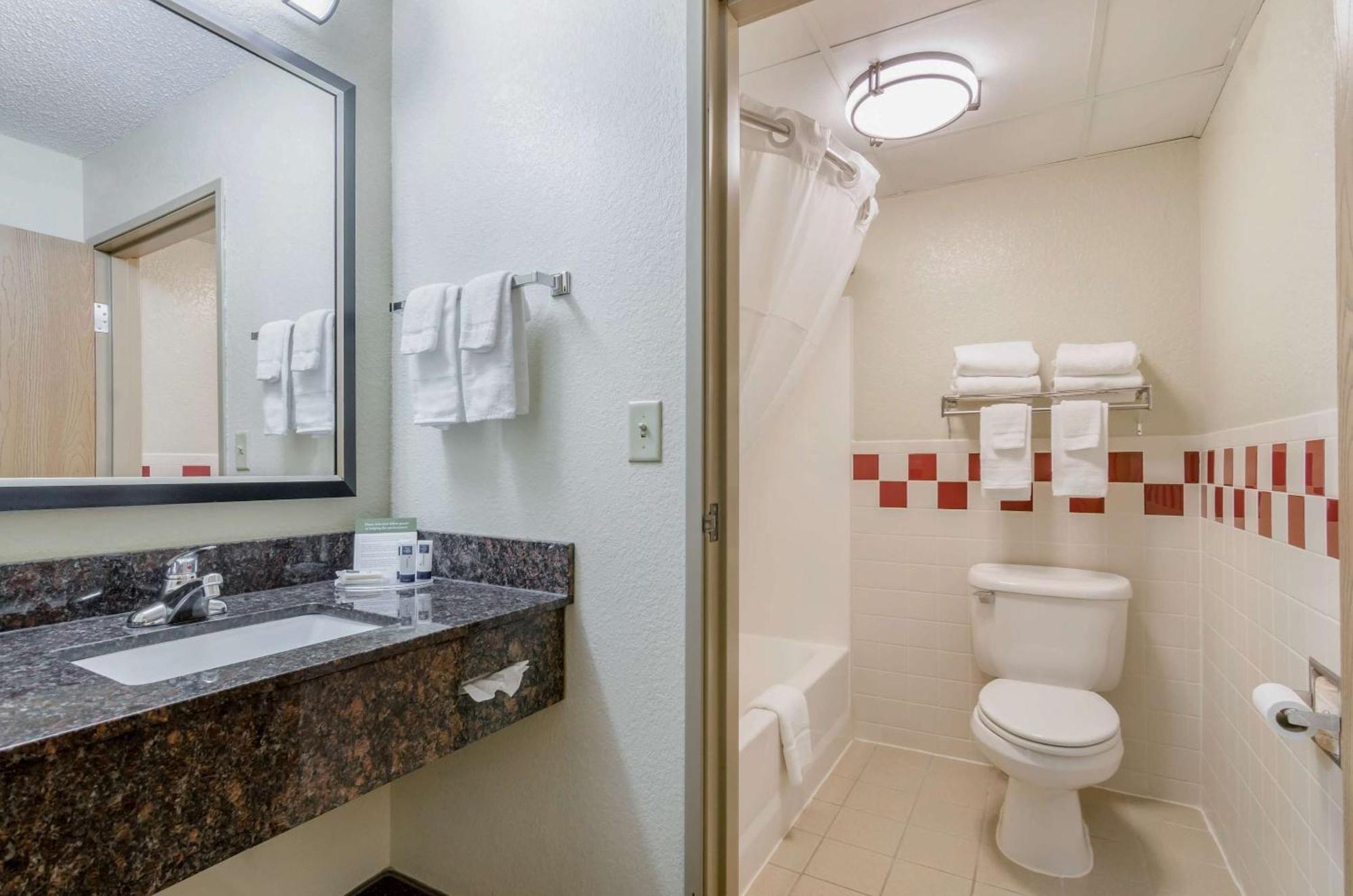 Rodeway Inn Hesston エクステリア 写真
