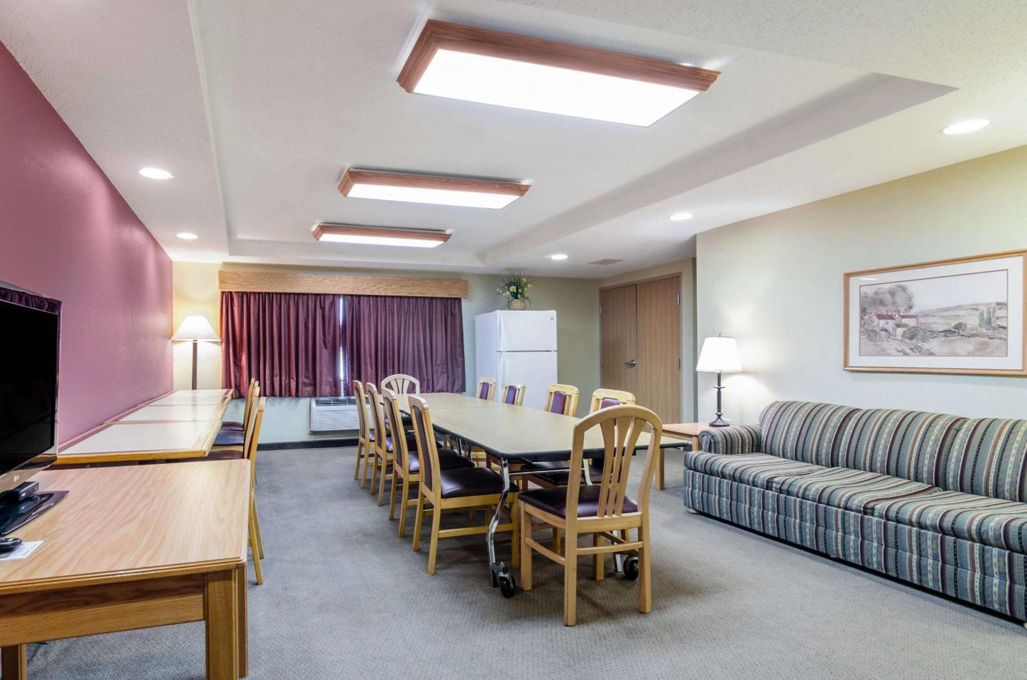 Rodeway Inn Hesston エクステリア 写真