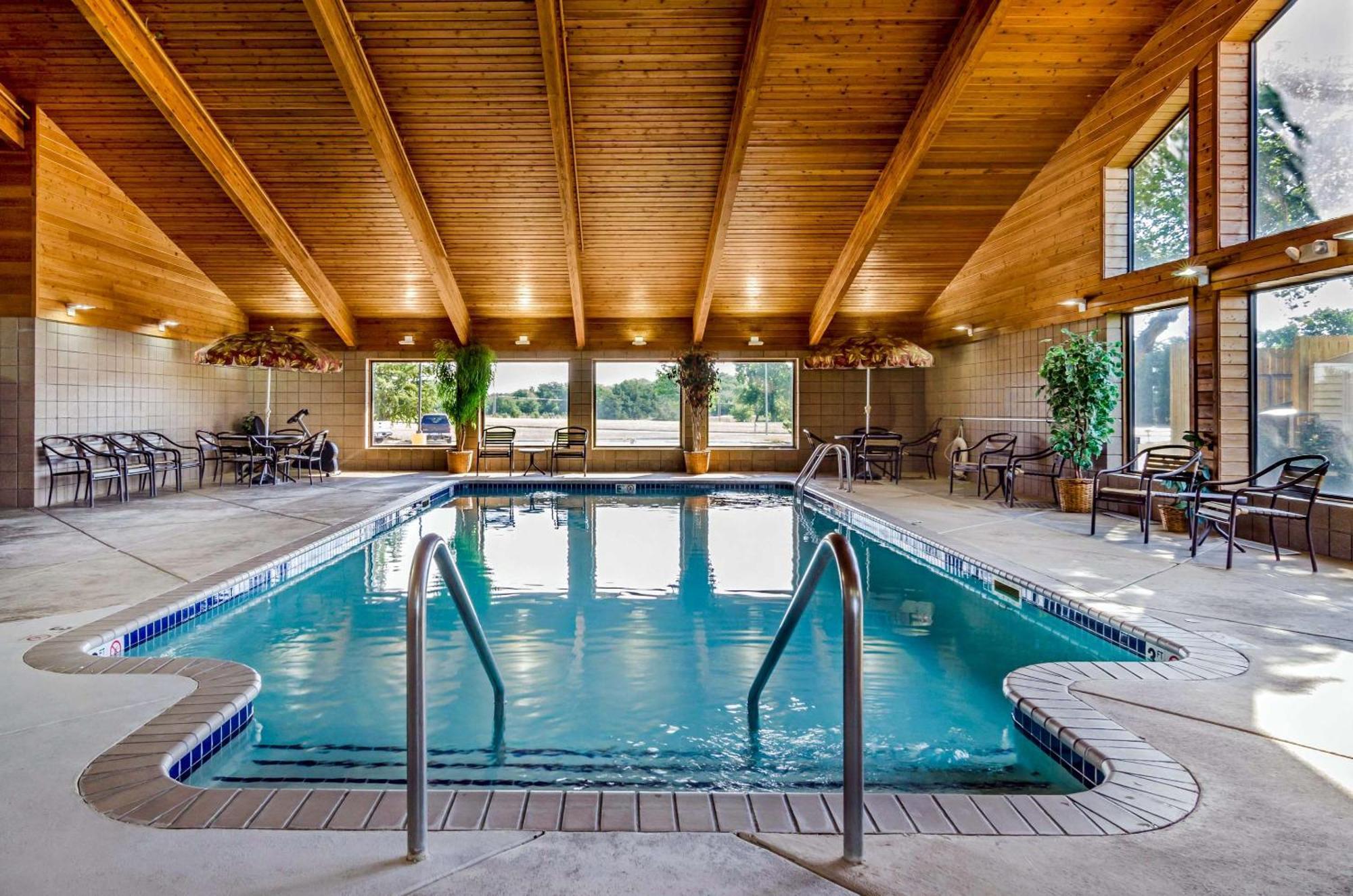 Rodeway Inn Hesston エクステリア 写真