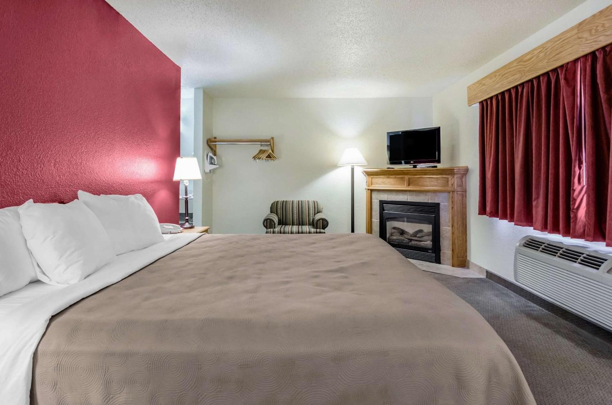 Rodeway Inn Hesston エクステリア 写真