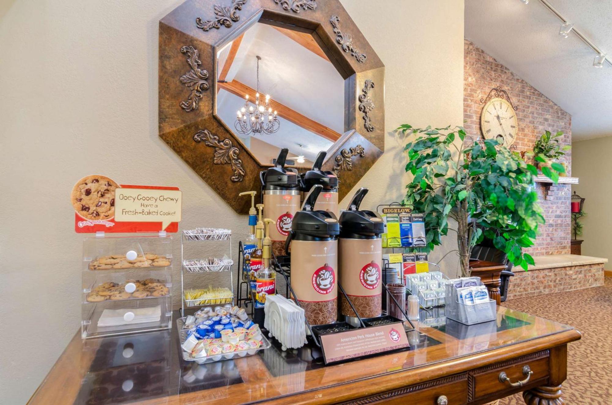Rodeway Inn Hesston エクステリア 写真