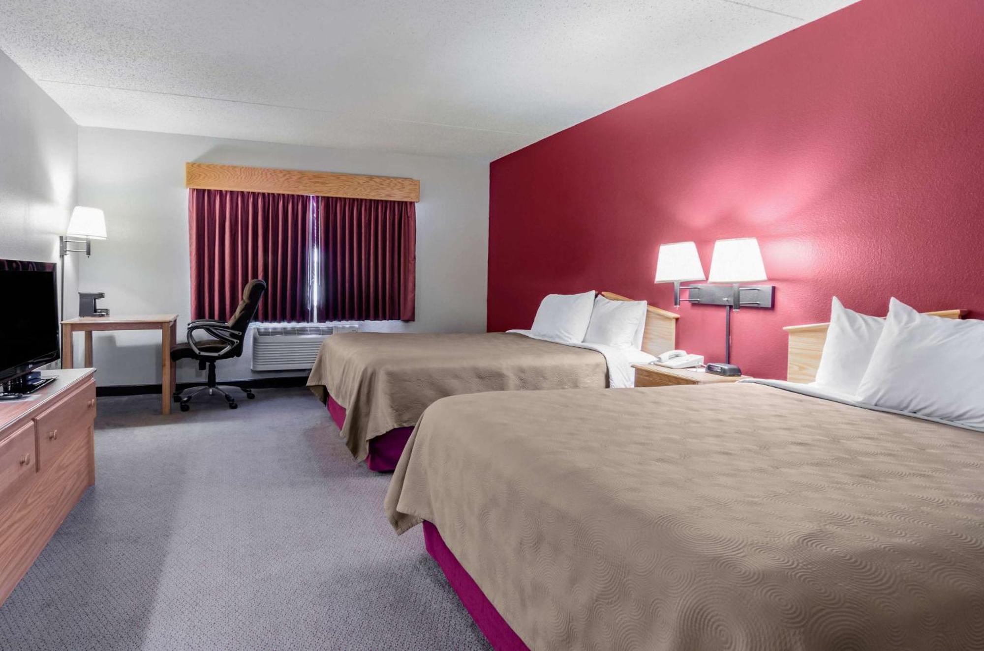 Rodeway Inn Hesston エクステリア 写真