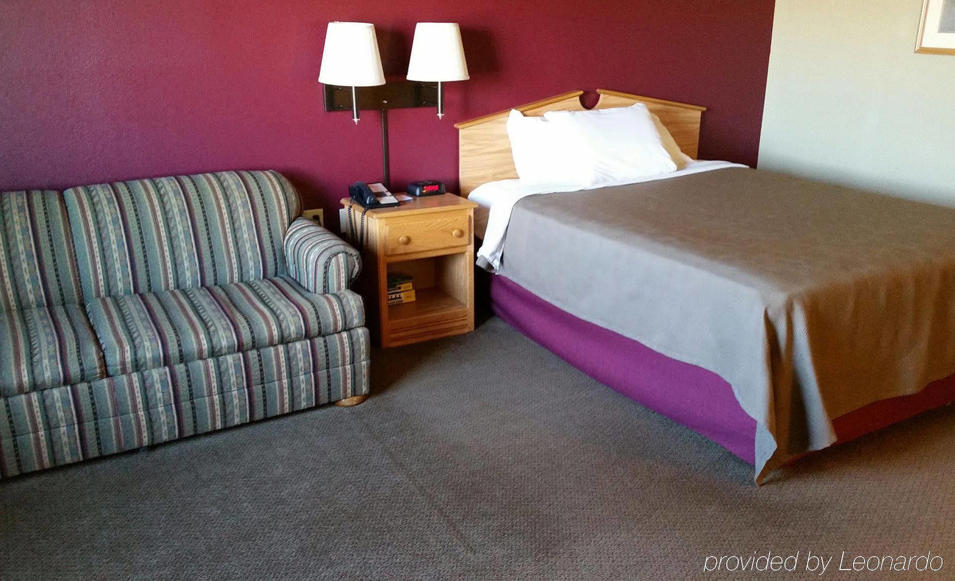 Rodeway Inn Hesston エクステリア 写真