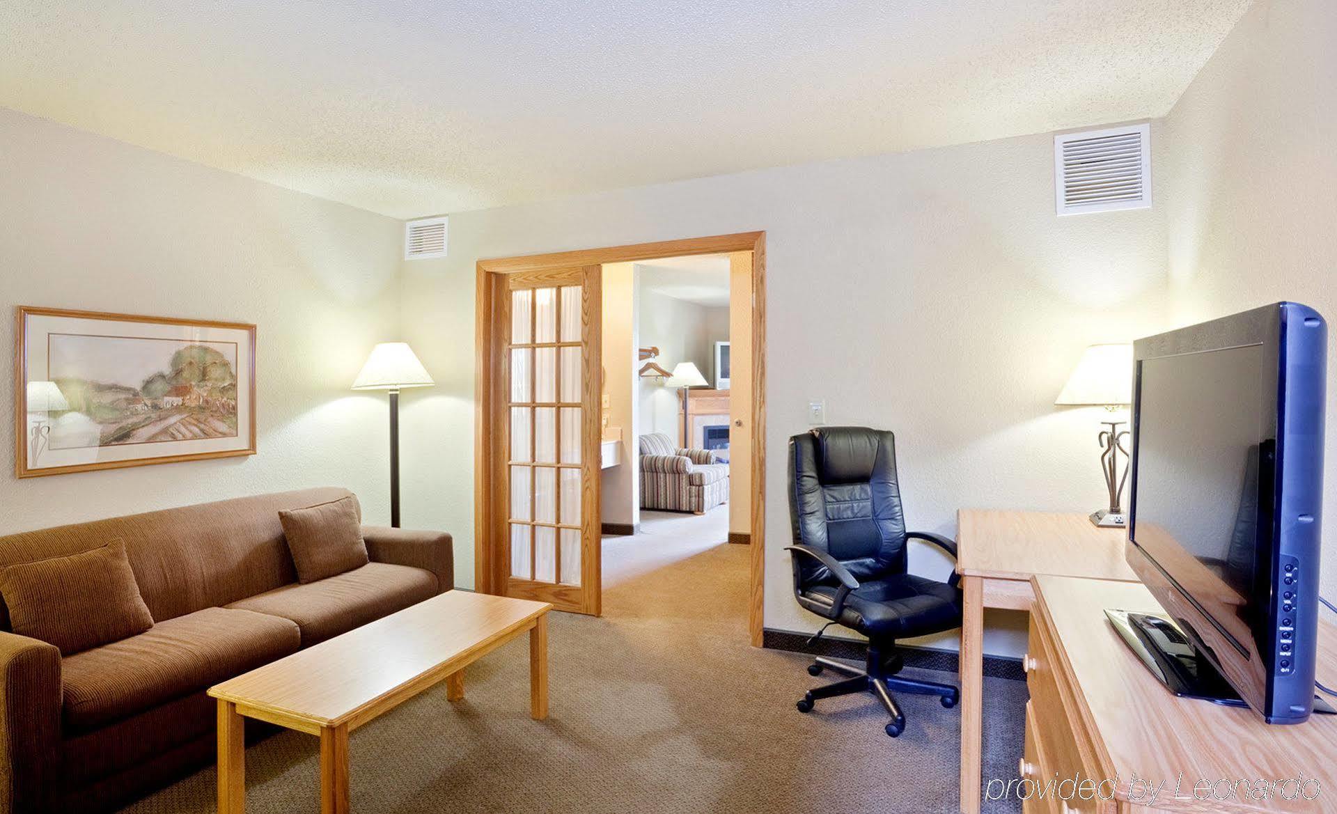 Rodeway Inn Hesston エクステリア 写真