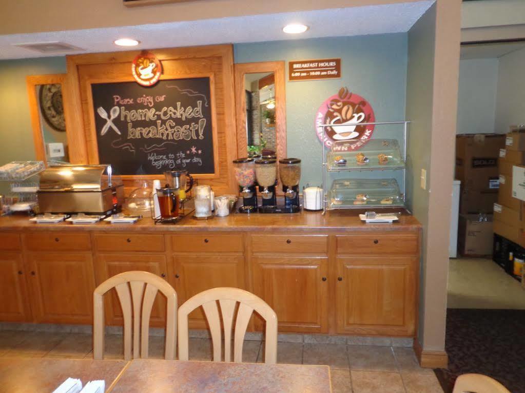 Rodeway Inn Hesston エクステリア 写真
