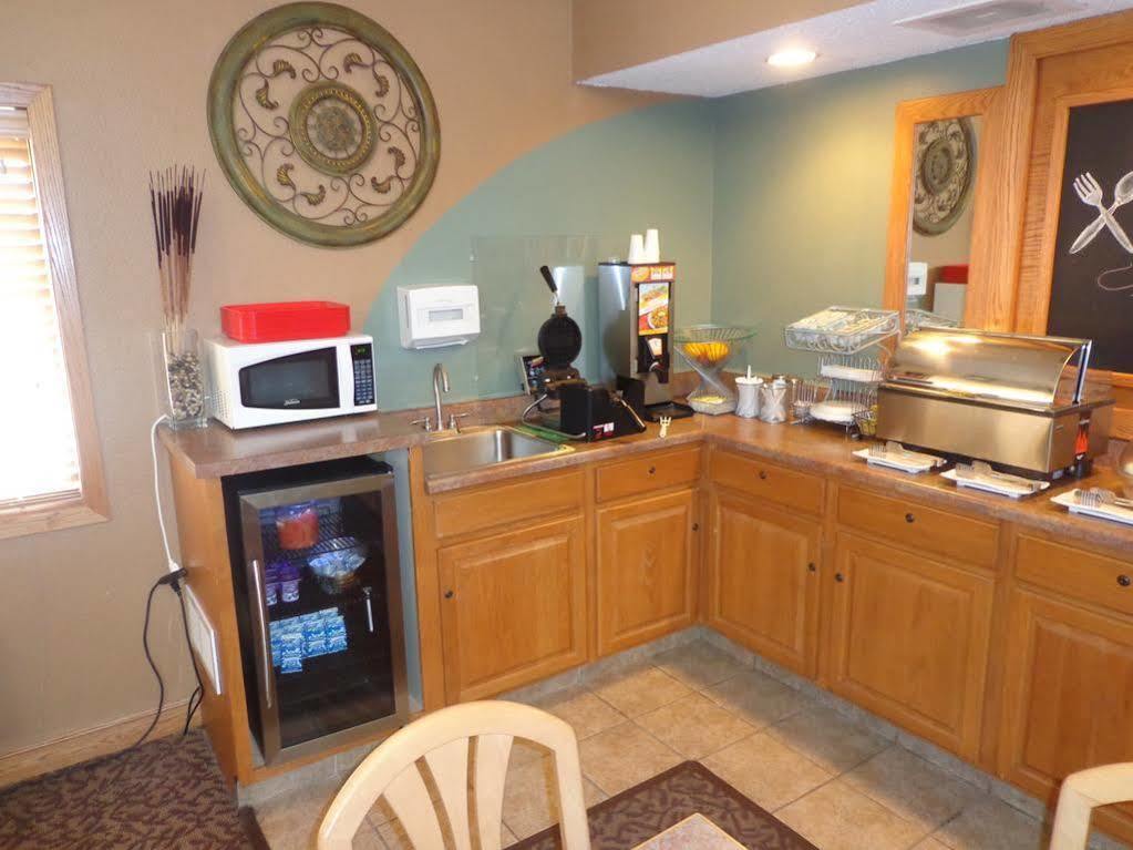 Rodeway Inn Hesston エクステリア 写真