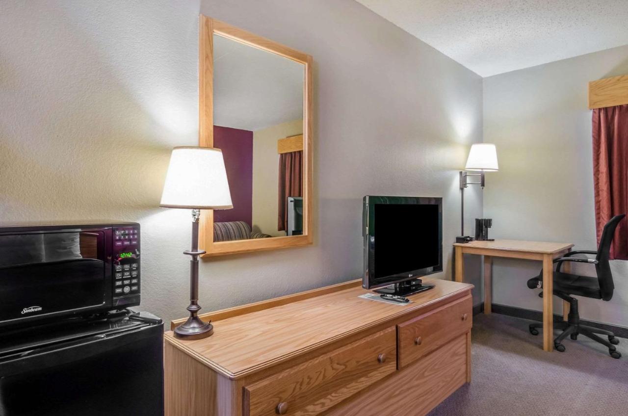Rodeway Inn Hesston エクステリア 写真