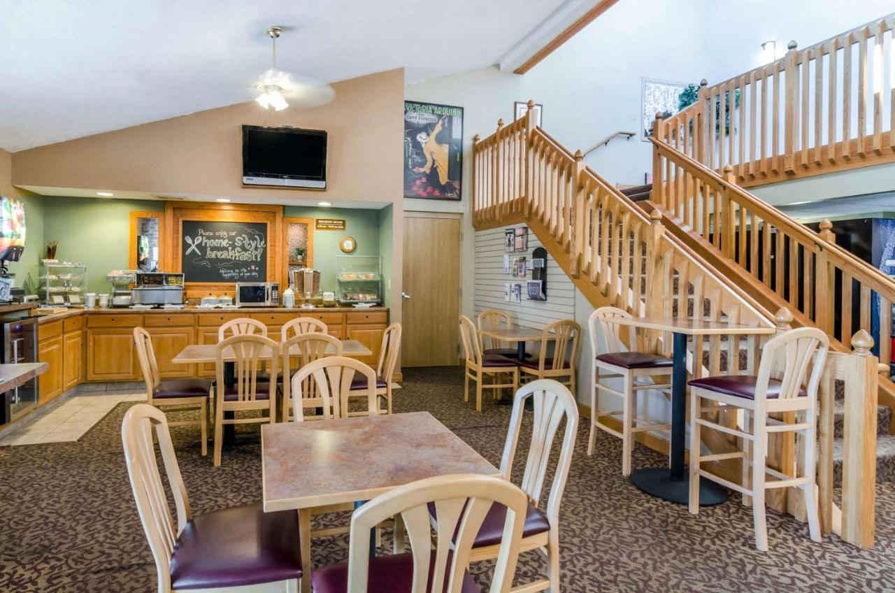 Rodeway Inn Hesston エクステリア 写真