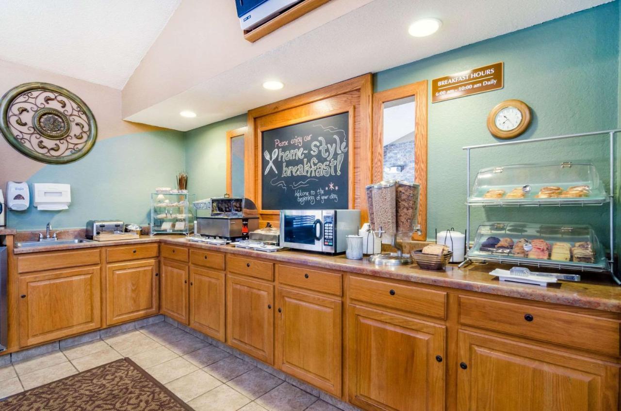 Rodeway Inn Hesston エクステリア 写真