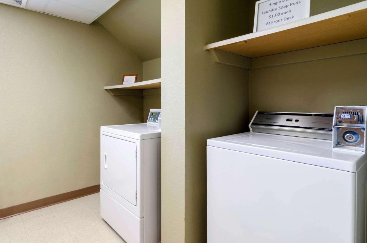 Rodeway Inn Hesston エクステリア 写真