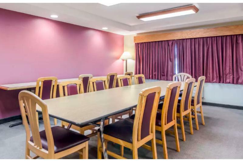 Rodeway Inn Hesston エクステリア 写真