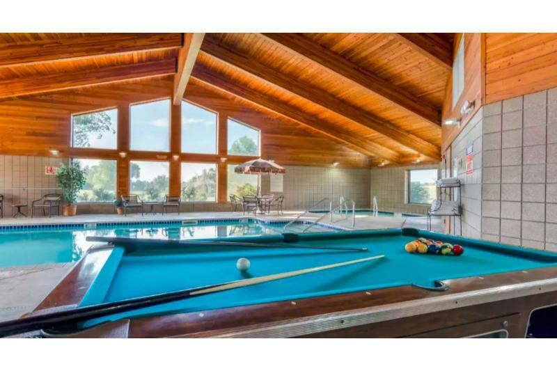 Rodeway Inn Hesston エクステリア 写真